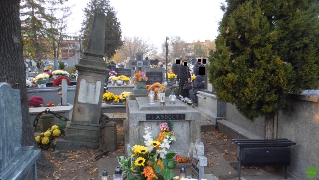 Pochylony pomnik-nagrobek na Cmentarzu Parafialnym w Mielcu – wideo